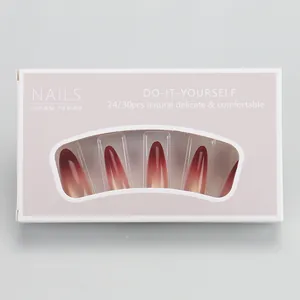 Dettaglio del kit unghie finte con sfumatura rossa nella confezione originale