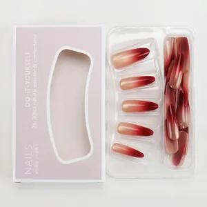 Dettaglio di unghie finte a mandorla lunga sfumate dal rosso al rosa nude in box