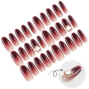 Faux ongles élégants dégradé rouge vin avec strass rectangulaires de luxe