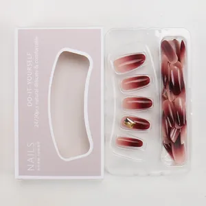 Coffret de faux ongles dégradé bordeaux avec strass dorés et boîte rose