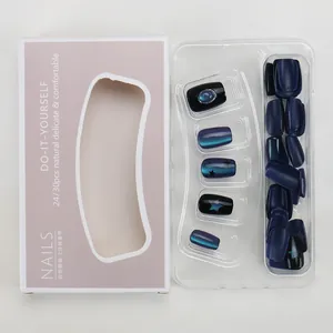 Flat lay van cat-eye blauw en zwart verloop press-on nagels met sterren en edelstenen