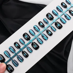 30 herbruikbare kunstnagels met zwart-blauw cat-eye verloop en decoratieve sterren