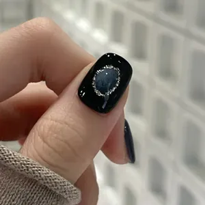 Korte vierkante kunstnagels met zwart-blauw verloop en kattenoogsteen decoratie