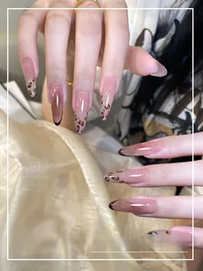 Detailansicht von Stiletto-Nägeln mit französischem Leopardenmuster und braunem Farbverlauf
