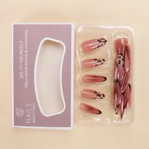Detail der französischen Leoparden-Kunstnägel mit 30 Stück Set und lila Geschenkbox-Verpackung