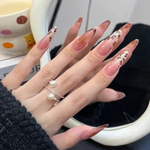 Französische Leoparden-Kunstnägel mit braunem Farbverlauf und langer Stiletto-Form