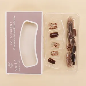 Detalle de uñas postizas con estampado de leopardo marrón en caja de 30 piezas DIY