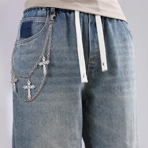 Punk-Hip-Hop Doppelte Metall-Taillenkette mit Kreuzanhängern an blauen Denim-Jeans