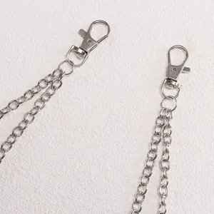 Detailaufnahme der doppellagigen Punk-Hip-Hop-Hosenkette mit silbernem Kreuzanhänger