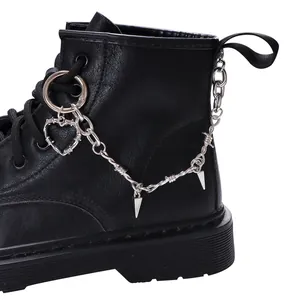 Detailansicht der Gothic-Schuhkette mit Dornenherz und Spikes an schwarzem Lederstiefel