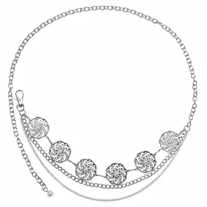 Detail der silbernen Taillenkette mit hohlen Strassblumen und Perlenverzierung