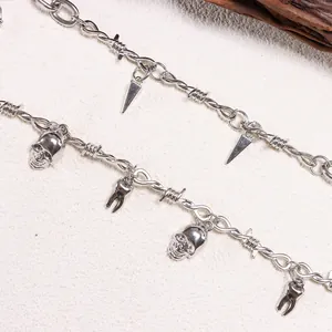 Punk-Schuhkette mit Stacheldraht-Gliedern, silbernem Totenkopf und Metallstachel-Anhängern