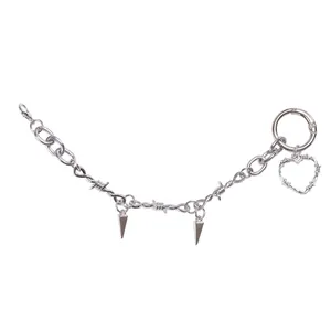 Punk-Schuhkette in Silber mit Stacheldraht-Herzanhänger und metallischen Kegel-Anhängern