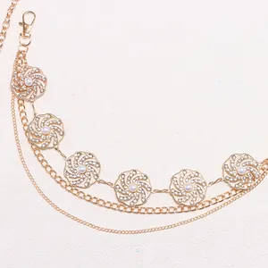 Goldene mehrlagige Taillenkette mit hohlen Blumenanhängern, Perlen und Kristallen