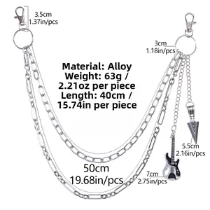 Détail de la chaîne de pantalon hip-hop argentée avec pendentifs guitare et flèche