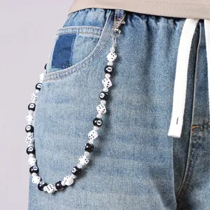 Catena per pantaloni streetwear con perle numero 8 e dadi bianchi su jeans