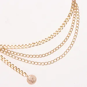 Détail de la chaîne de taille multicouche dorée avec pendentif pièce de monnaie vintage