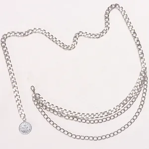 Chaîne de taille argentée multicouche avec maillons métalliques et pendentif pièce
