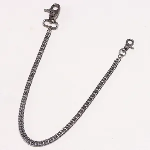 Détail d'une chaîne de taille punk gris foncé avec fermoir crâne et maillons cubains