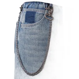 Chaîne de pantalon punk avec crâne sur un jean bleu pour la mode hip hop urbaine