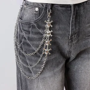 Vue détaillée d'une chaîne de pantalon punk triple épaisseur avec pendentifs crânes