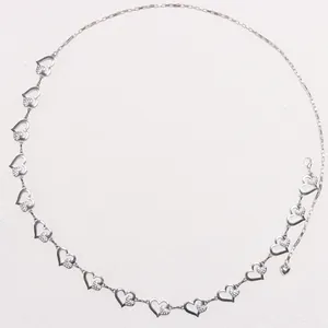 Detail der silbernen Herz-Taillenkette mit funkelnden Strasssteinen und Karabinerverschluss