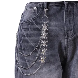 Chaîne de pantalon hip-hop argentée multicouche avec cinq crânes sur denim gris