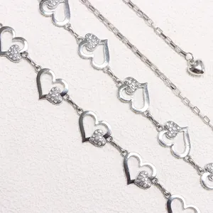 Silberne Herz-Taillenkette für Damen mit funkelnden Strasssteinen auf Strukturstoff