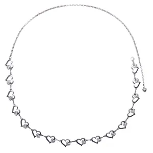Detail der silbernen Herz-Taillenkette mit Strass-Einlagen und praktischem Karabiner