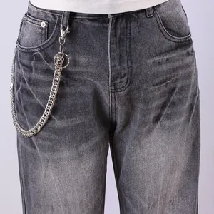 Detail einer silbernen Metall-Hosenkette an einer grauen Jeans für Hip-Hop-Streetwear-Stil