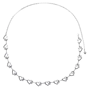 Silberne herzförmige Metall-Taillenkette mit Strassverzierungen auf weißem Hintergrund