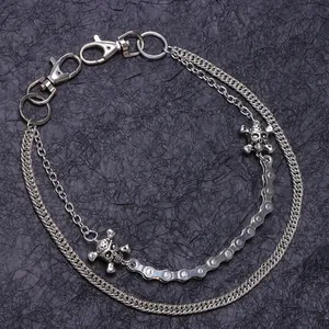 Catena da vita punk a più strati in argento con teschi e moschettoni metallici