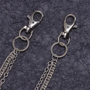 Dettaglio della catena da uomo con teschio argentata con doppie maglie e moschettoni forti