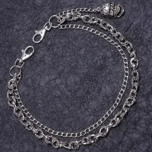 Detail einer zweilagigen Punk-Skelett-Hosenkette mit silbernen Gliedern und Karabinerverschluss