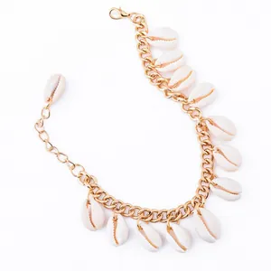 Minimalistische gouden schakelketting met natuurlijke witte kaurischelpen in boho-stijl