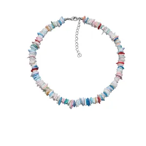 Collier bohème en coquillages colorés avec fermoir mousqueton argenté sur fond blanc épuré