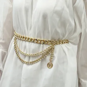 Elegante cadena corporal dorada de varias capas con colgante de moneda en vestido