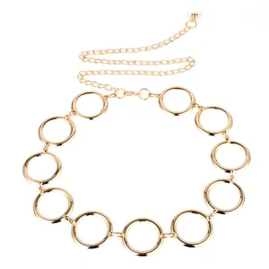 Cadena de cuerpo de metal dorado con anillos geométricos huecos y extensión ajustable