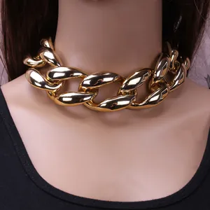 Gros collier chaîne dorée style hip-hop avec maillons géométriques audacieux