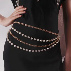 Cintura a catena dorata multistrato con perle eleganti da donna vista sul modello