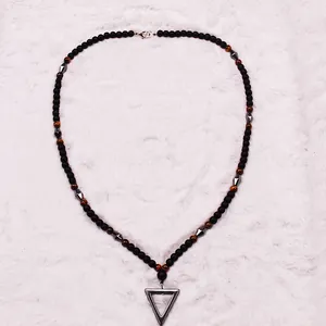 Herren Perlenkette mit Tigerauge, Onyx und einem markanten dreieckigen Metallanhänger