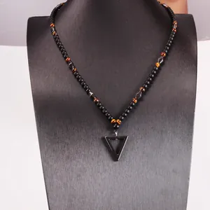 Detail der Herren-Halskette mit Perlen aus schwarzem Onyx und Tigerauge-Edelsteinen