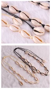 Dettaglio della collana fatta a mano con conchiglie di ciprea e cordoncini neri e beige