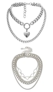 Dettaglio di collane a strati color argento con pendenti a cuore e maglie metalliche