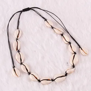Collana girocollo di conchiglie fatta a mano con cordino nero regolabile su sfondo bianco