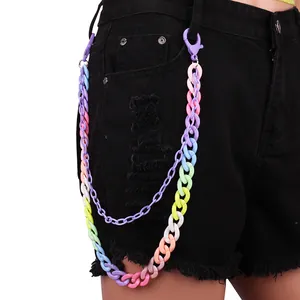 Regenboog dubbele hars broekketting op zwarte distressed denim korte broek
