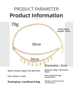 Détail de pendentifs pièces de monnaie sur une chaîne de corps dorée à double épaisseur