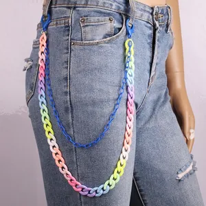 Detail van de regenboogkleurige dubbellaagse hars broekketting op een blauwe jeans