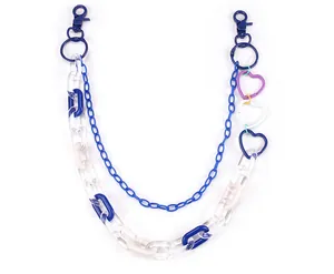 Detail van blauwe dubbellaagse hip-hop ketting met acryl schakels en hartvormige bedels