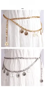 Détail de la ceinture chaîne avec pièces vintage dorées et argentées sur robe plissée